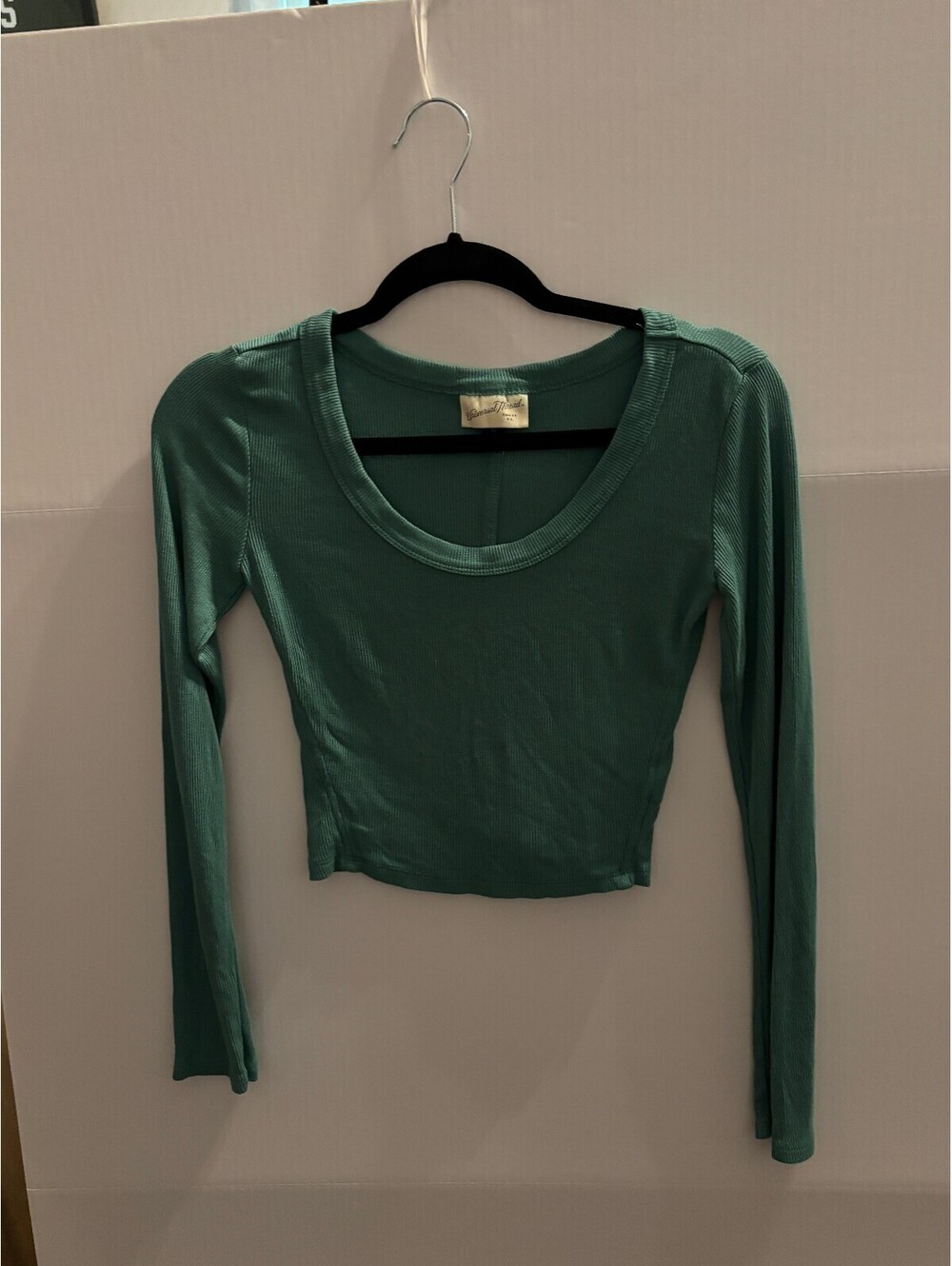Green ribbed long sleeve crop top